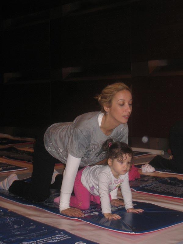 Balçiçek Pamir ikizleriyle yogada