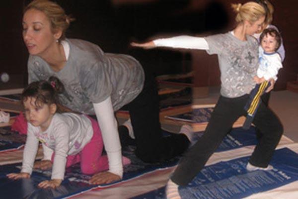 Balçiçek Pamir ikizleriyle yogada