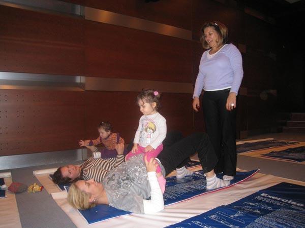 Balçiçek Pamir ikizleriyle yogada