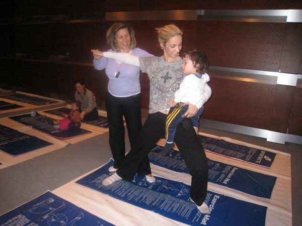 Balçiçek Pamir ikizleriyle yogada