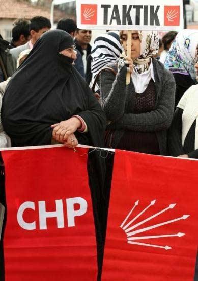 Çarşaflı CHPliler'den aday protestosu 