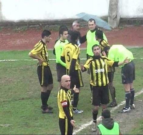 Hakemin kafasını yardılar - Resim 3