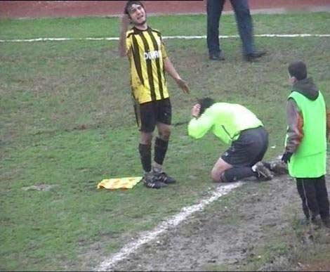 Hakemin kafasını yardılar - Resim 1