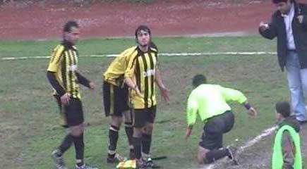 Hakemin kafasını yardılar - Resim 5
