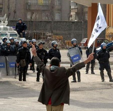 Diyarbakır'da olaylı yürüyüş