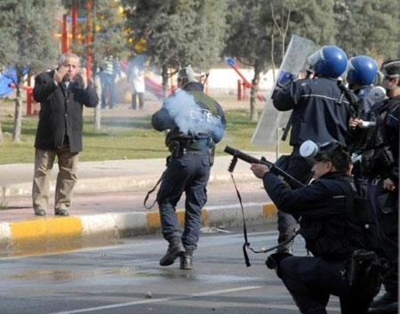 Diyarbakır'da olaylı yürüyüş