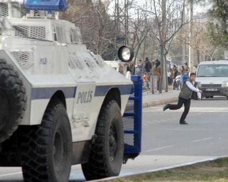 Diyarbakır'da olaylı yürüyüş