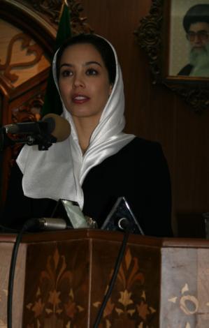 Başörtülü Azra Akın - Resim 6
