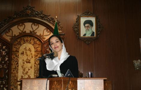 Başörtülü Azra Akın - Resim 3