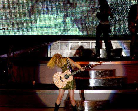 Taylor Swift Sahnede Kıyafet Değiştirdi - Resim 7