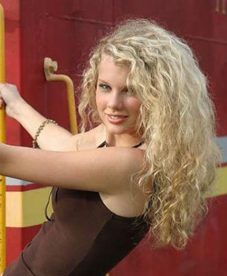 Taylor Swift Sahnede Kıyafet Değiştirdi - Resim 5