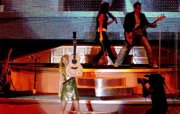 Taylor Swift Sahnede Kıyafet Değiştirdi - Resim 2