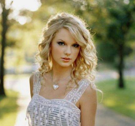 Taylor Swift Sahnede Kıyafet Değiştirdi - Resim 13