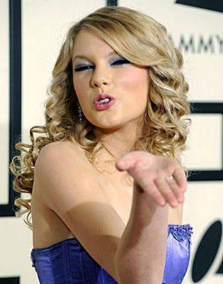 Taylor Swift Sahnede Kıyafet Değiştirdi - Resim 4