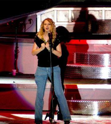 Taylor Swift Sahnede Kıyafet Değiştirdi - Resim 6