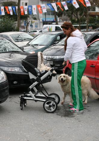 Pınar Altuğ'un Su bebekle park keyfi - Resim 1
