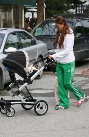 Pınar Altuğ'un Su bebekle park keyfi - Resim 11