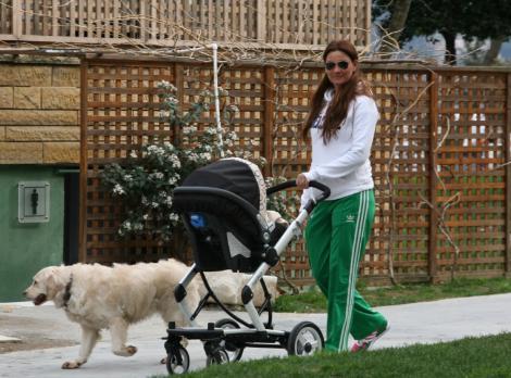 Pınar Altuğ'un Su bebekle park keyfi - Resim 5