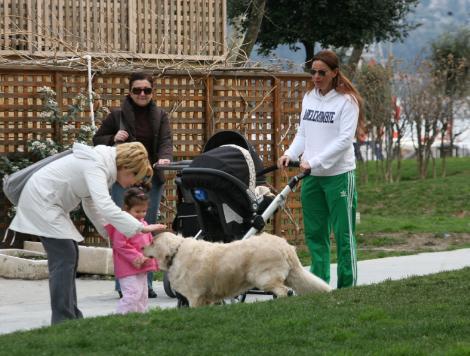 Pınar Altuğ'un Su bebekle park keyfi - Resim 3