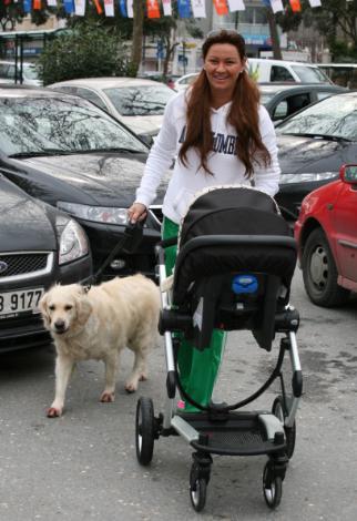 Pınar Altuğ'un Su bebekle park keyfi - Resim 8