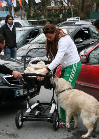 Pınar Altuğ'un Su bebekle park keyfi - Resim 14