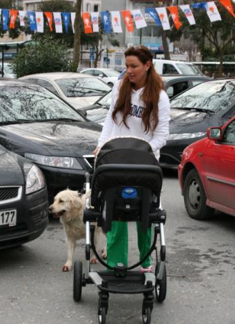Pınar Altuğ'un Su bebekle park keyfi - Resim 10