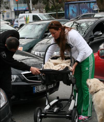 Pınar Altuğ'un Su bebekle park keyfi - Resim 7