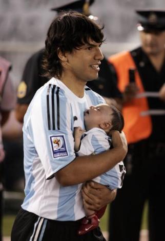 Maradona ve ailesi - Resim 17