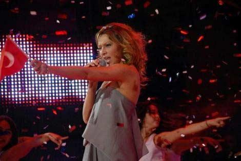 Hadise sahnede GERİLDİ - Resim 22