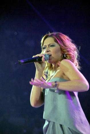 Hadise sahnede GERİLDİ - Resim 16