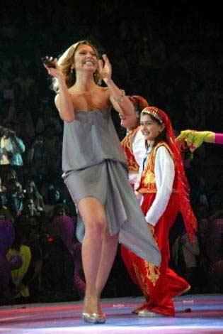 Hadise sahnede GERİLDİ - Resim 10