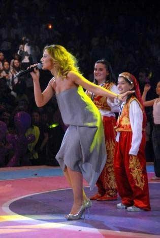 Hadise sahnede GERİLDİ - Resim 17
