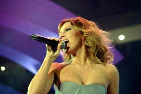 Hadise sahnede GERİLDİ - Resim 15