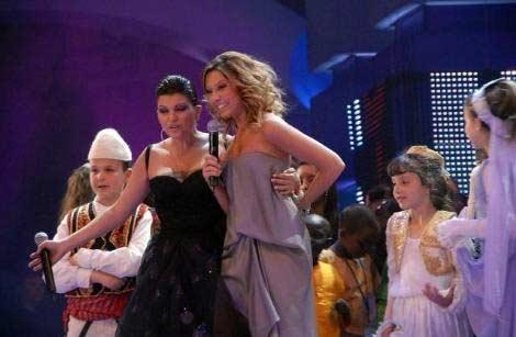 Hadise sahnede GERİLDİ - Resim 14