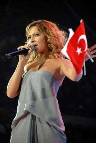 Hadise sahnede GERİLDİ - Resim 5