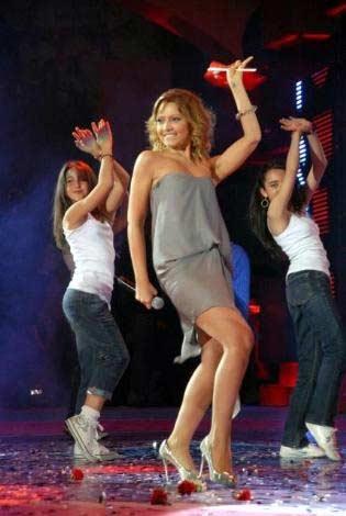 Hadise sahnede GERİLDİ - Resim 24