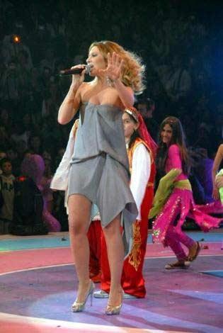 Hadise sahnede GERİLDİ - Resim 8