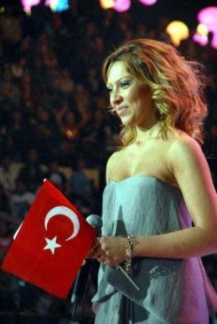 Hadise sahnede GERİLDİ - Resim 2