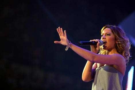 Hadise sahnede GERİLDİ - Resim 20