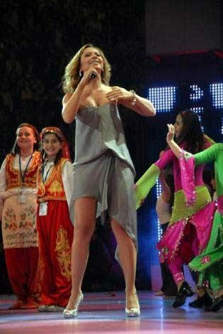 Hadise sahnede GERİLDİ - Resim 4