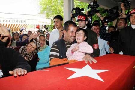Şehit Piyade Er Zeynel Direkçi'nin cenazesi - Resim 3