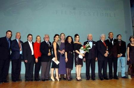 Nurgül Yeşilçay merdivenlerden düştü - Resim 1