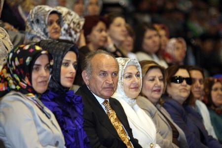 Kaynanayı gölgede bırakan GELİN - Resim 1