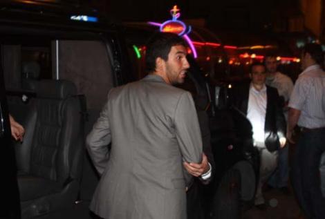 Arda sevgilisi ile elele