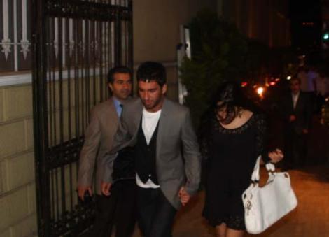 Arda sevgilisi ile elele