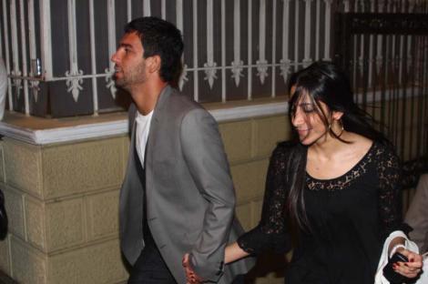 Arda sevgilisi ile elele