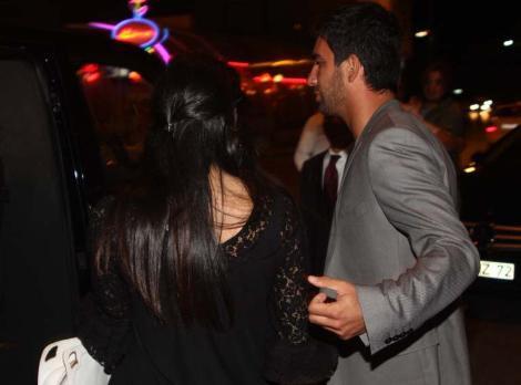 Arda sevgilisi ile elele