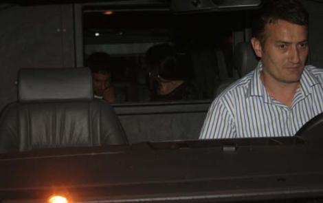 Arda sevgilisi ile elele