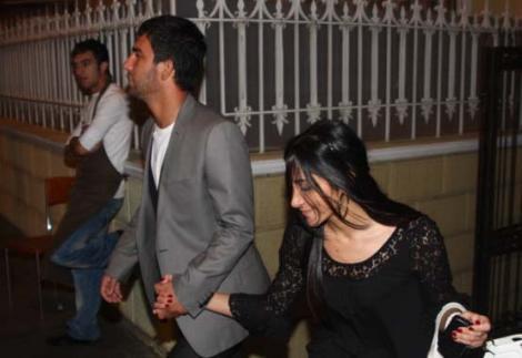 Arda sevgilisi ile elele