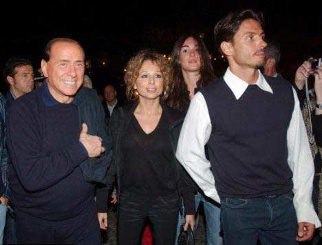 Berlusconi'nin kızı DAĞITTI - Resim 17